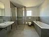 Badezimmer mit Dusche und Wanne