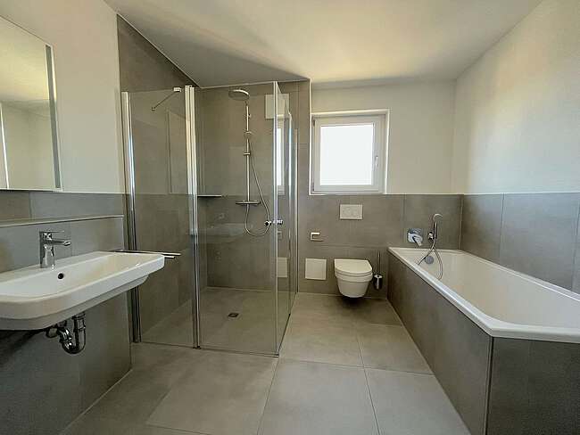 Badezimmer mit Dusche und Wanne