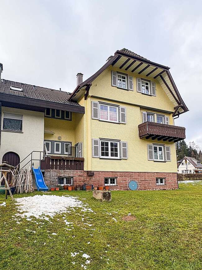 Ansicht & Gartenfläche