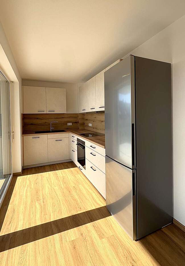 Küche mit Zugang zum Balkon