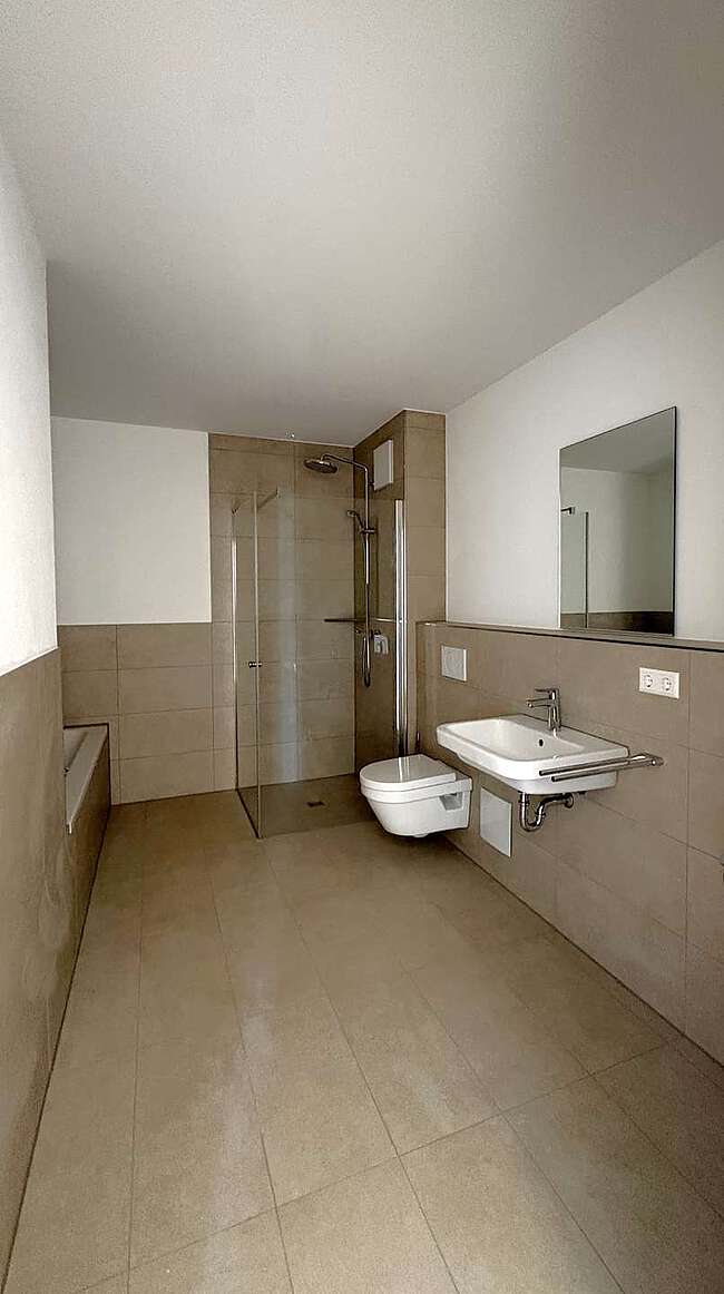 Badezimmer mit Dusche und Badewanne