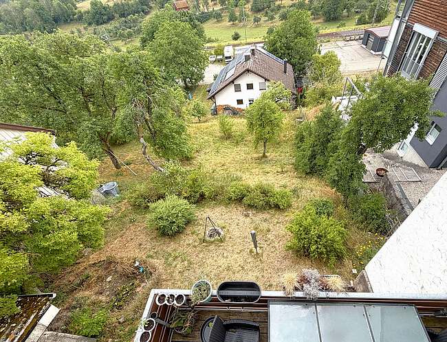 großer Garten in Hanglage