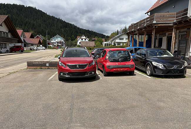 PKW-Stellplatz vor dem Haus 