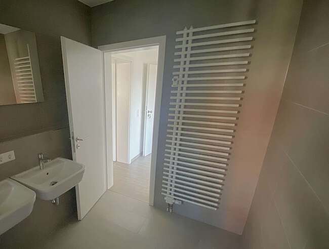 großer Handtuch-Heizkörper im Bad