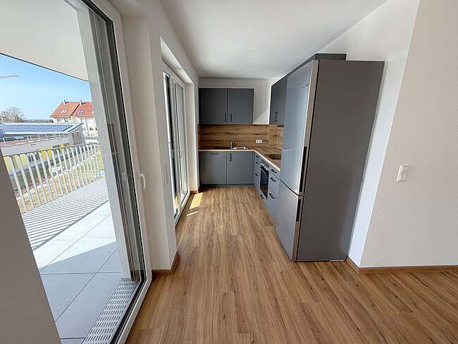 Küche mit Zugang zum Balkon
