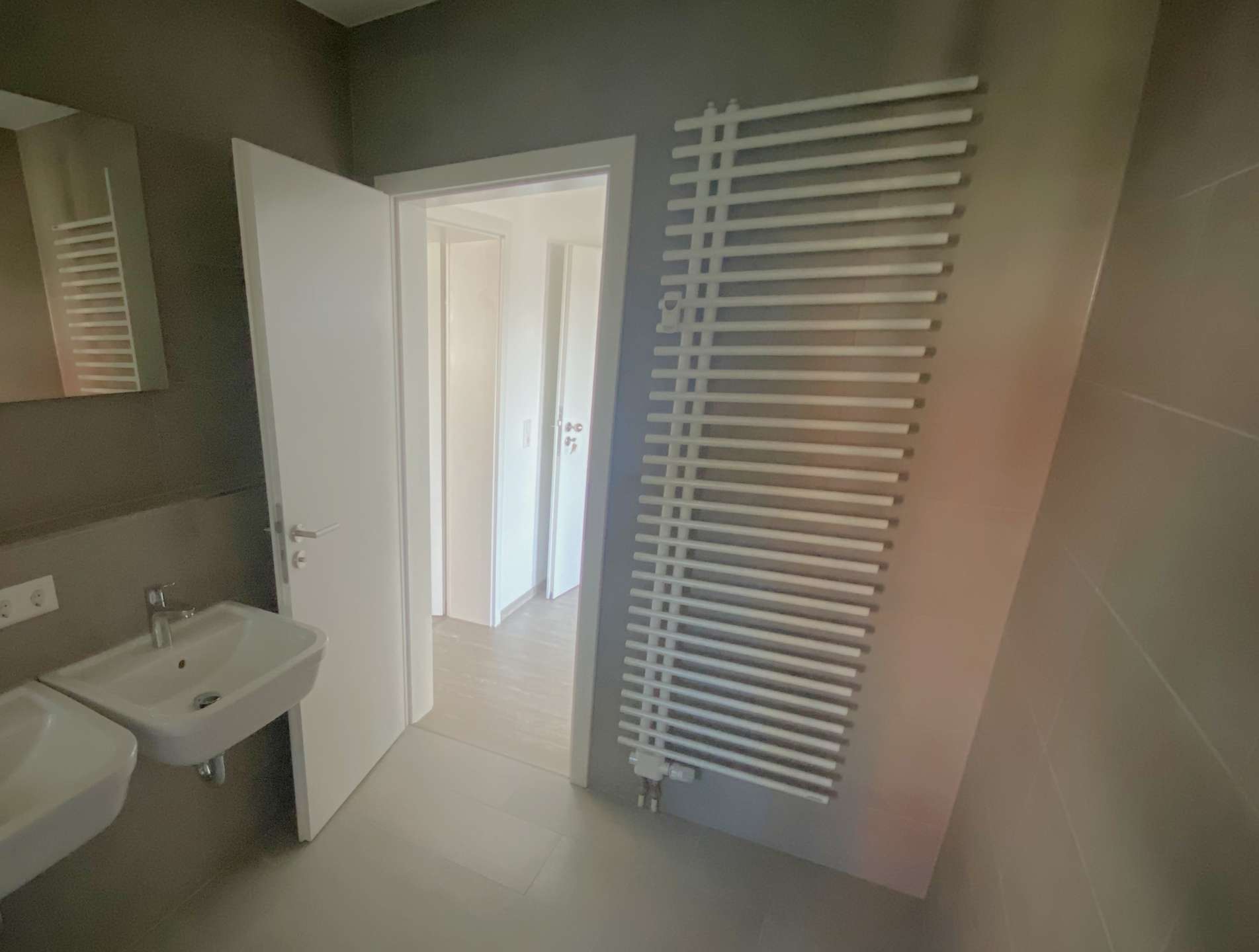 großer Handtuch-Heizkörper im Bad