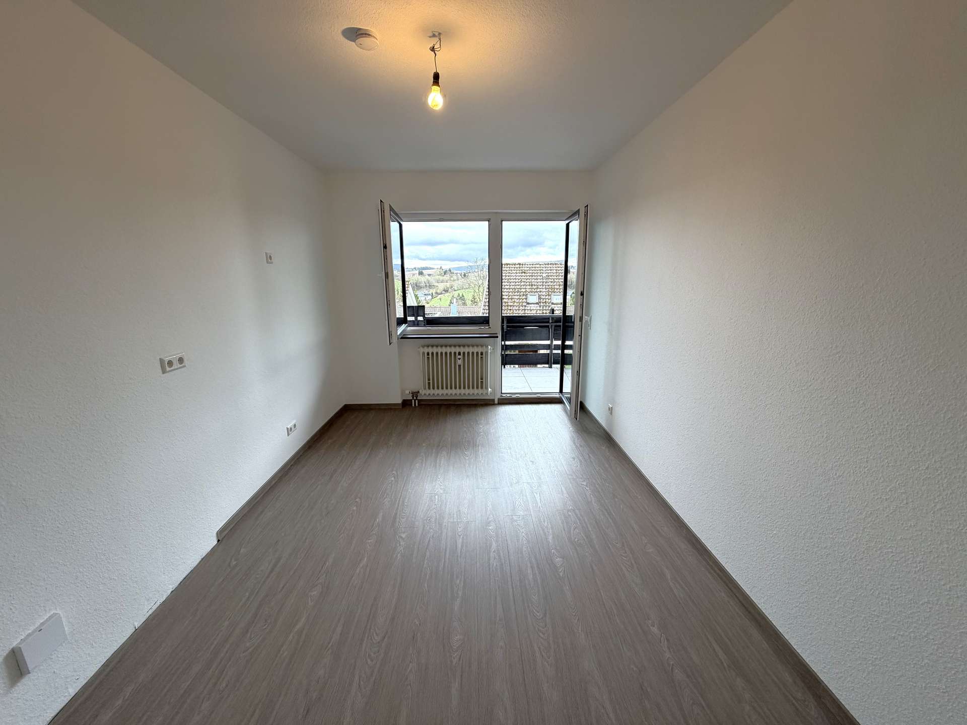 Küche mit Zugang zum Balkon