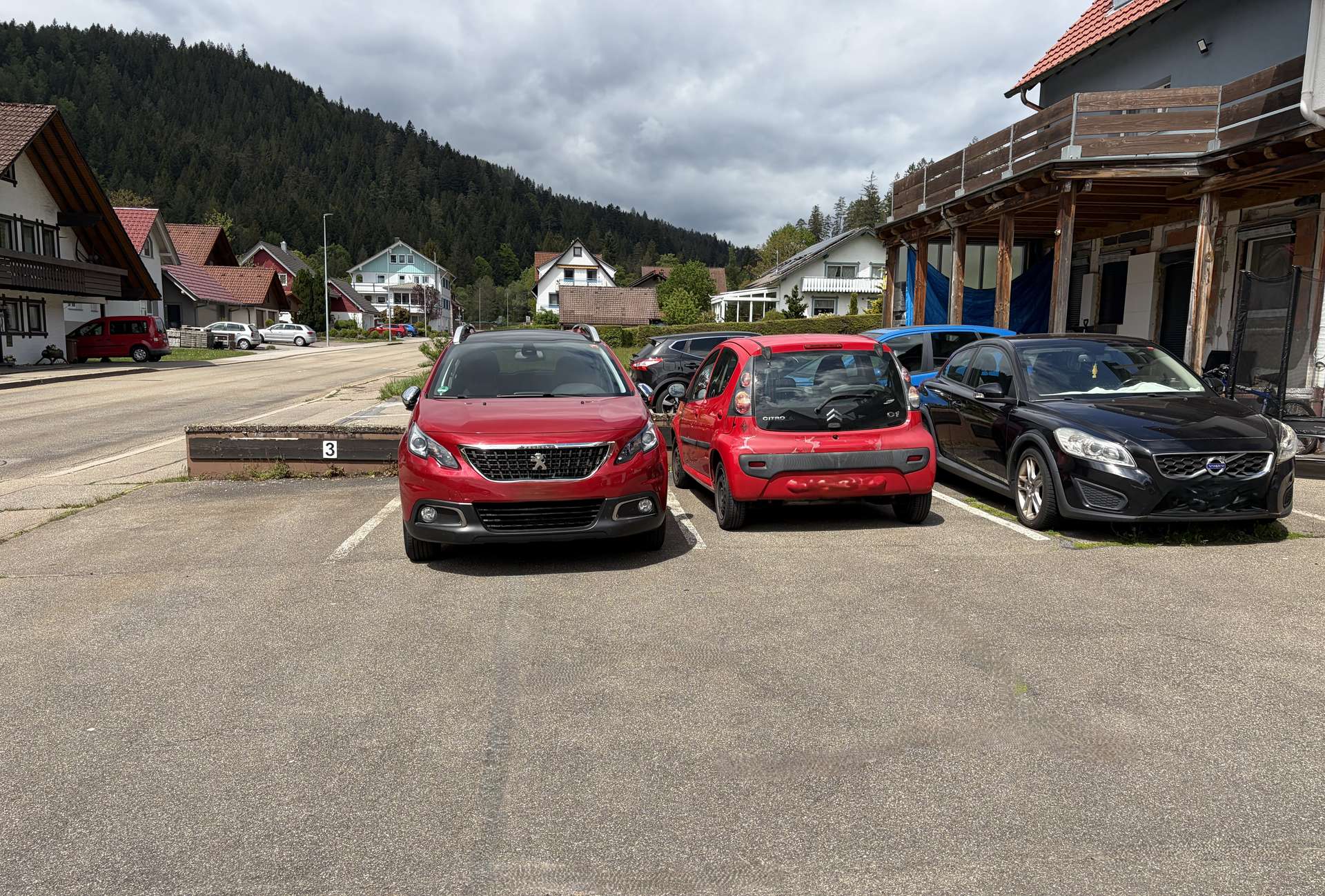PKW-Stellplatz vor dem Haus 