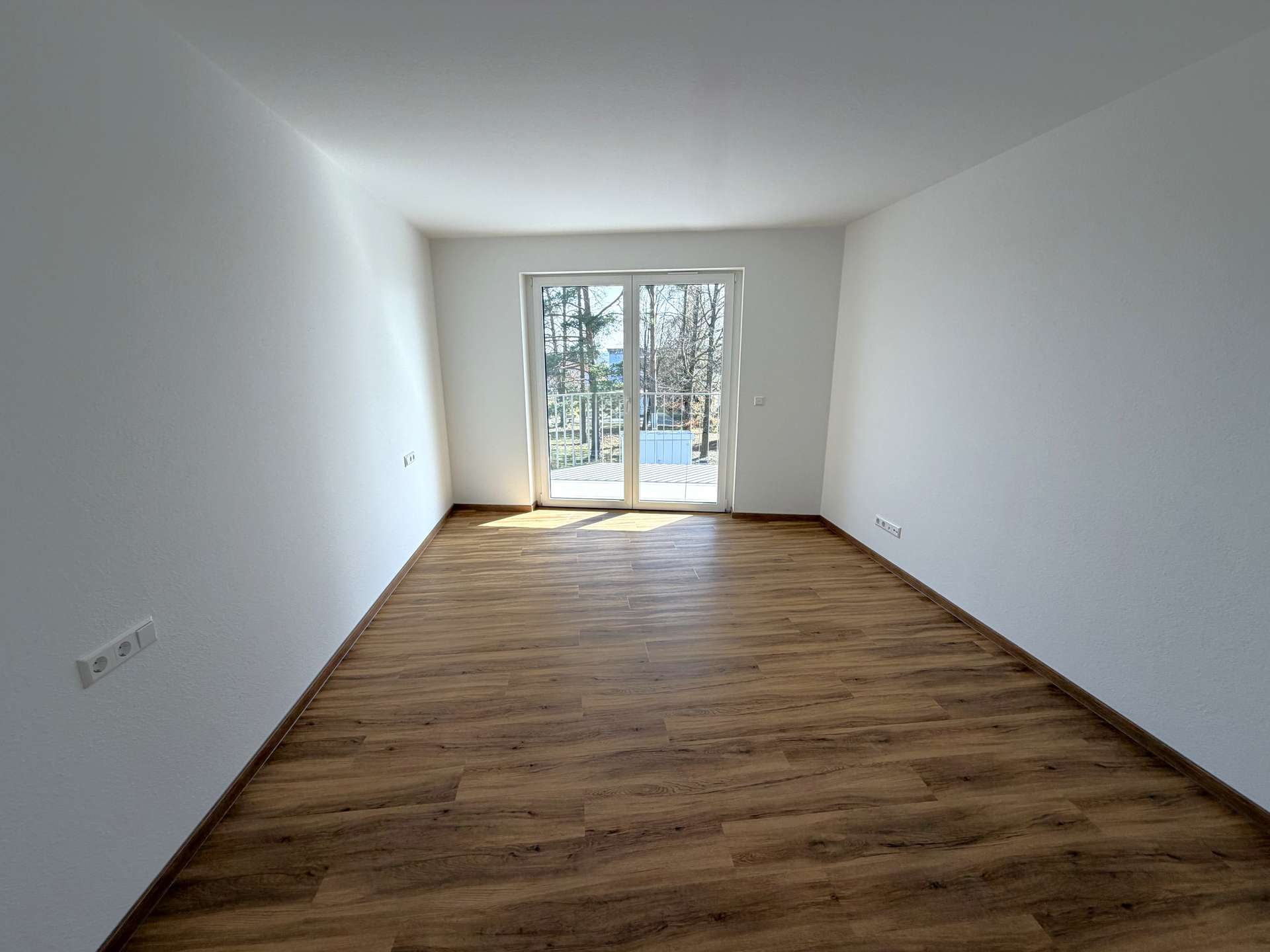 Schlafzimmer mit Zugang zum Balkon