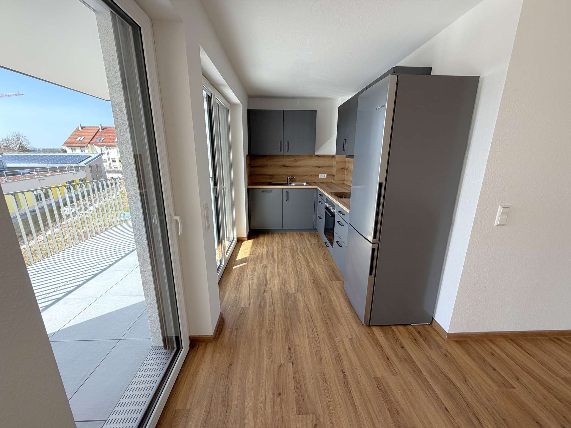 Küche mit Zugang zum Balkon
