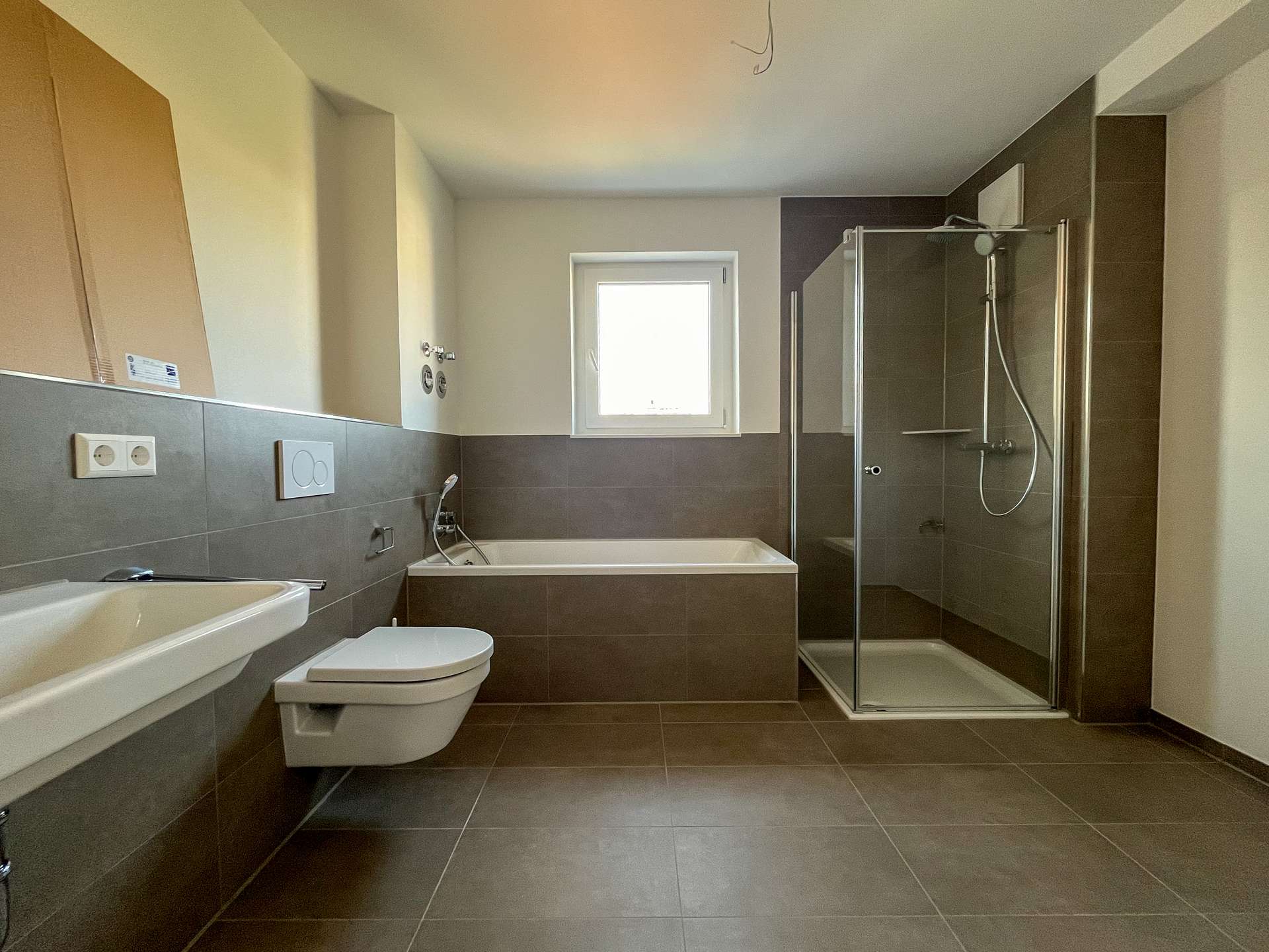 Badezimmer mit Dusche und Wanne