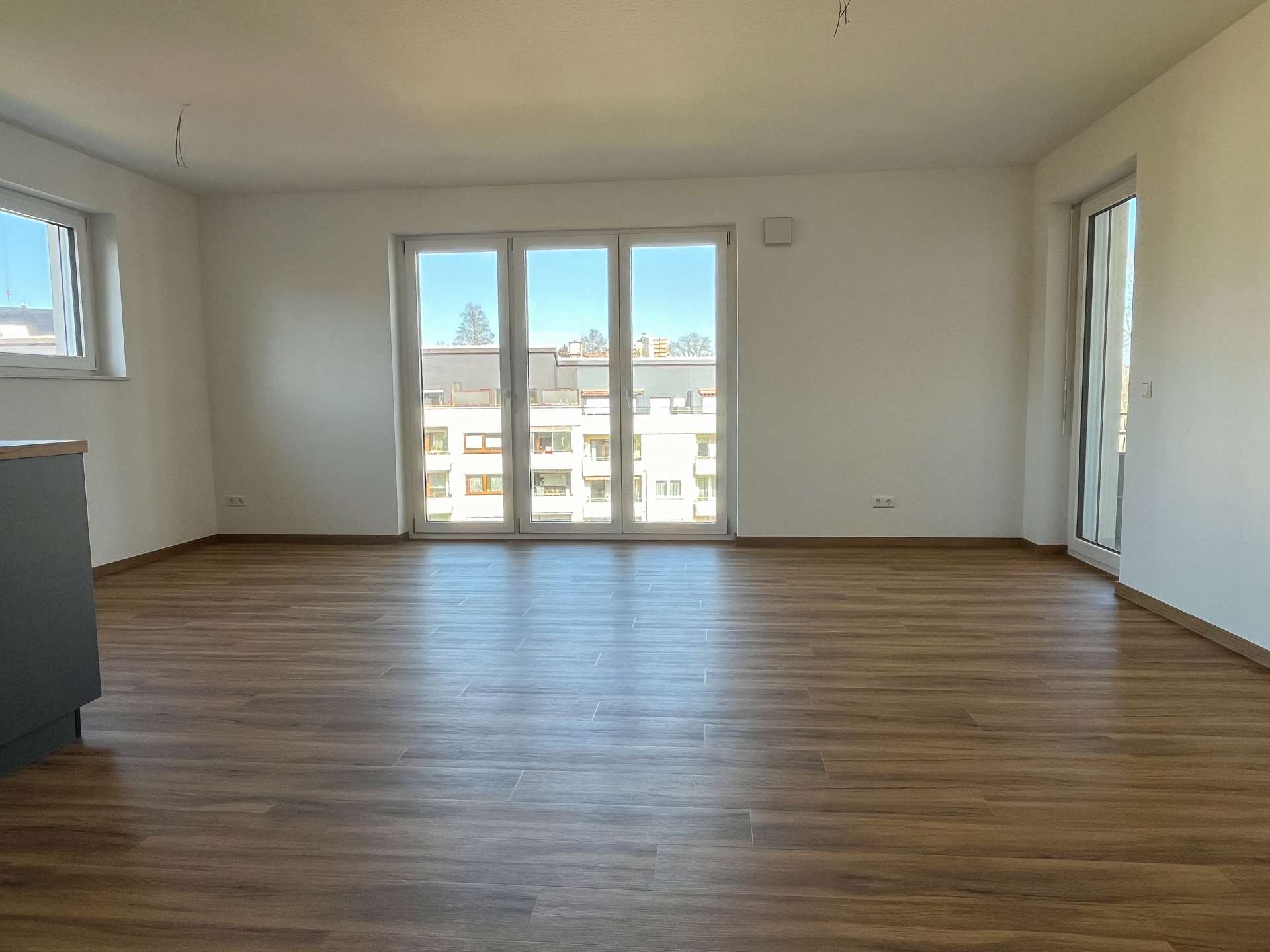 Wohnraum mit Zugang Balkon
