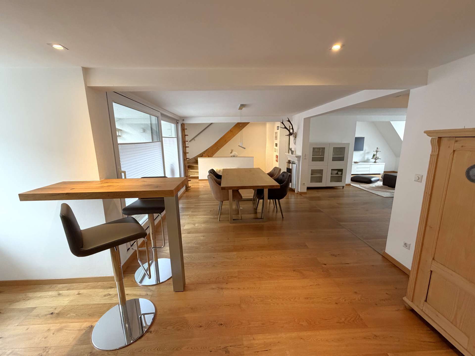 Offene Küche mit kleiner Theke
