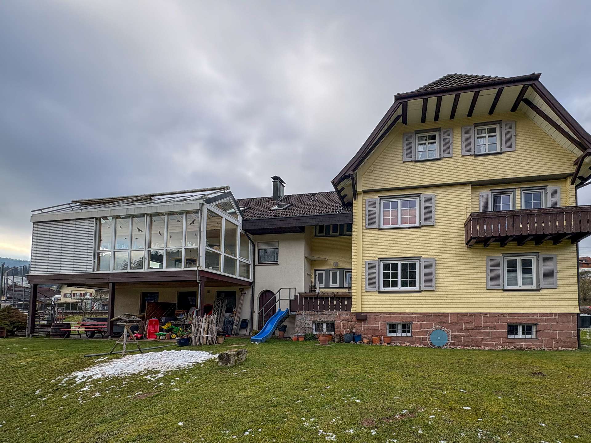 Ansicht & Gartenfläche