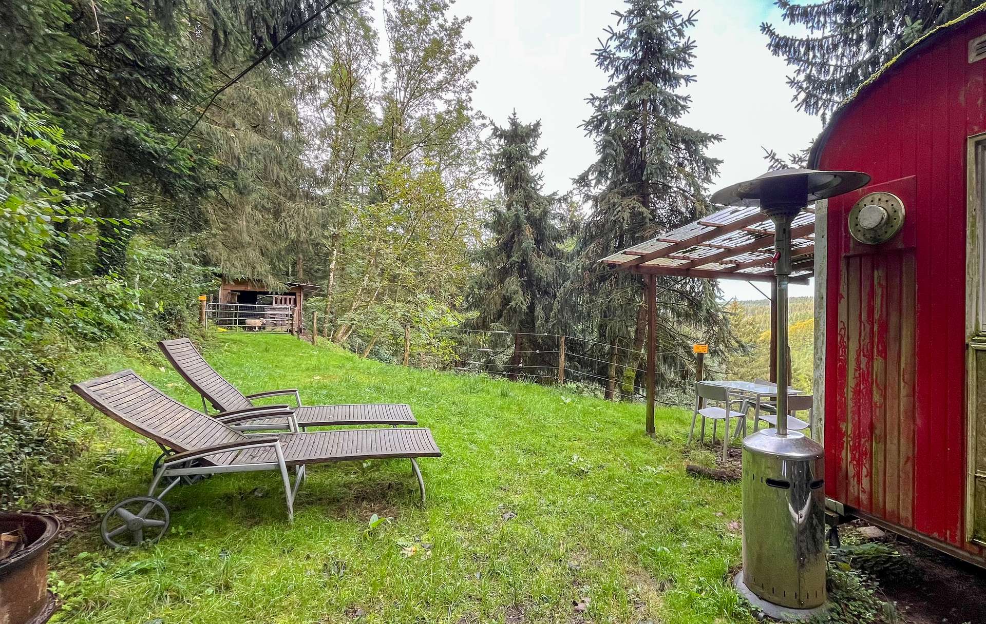 Bauwagen und Vorplatz