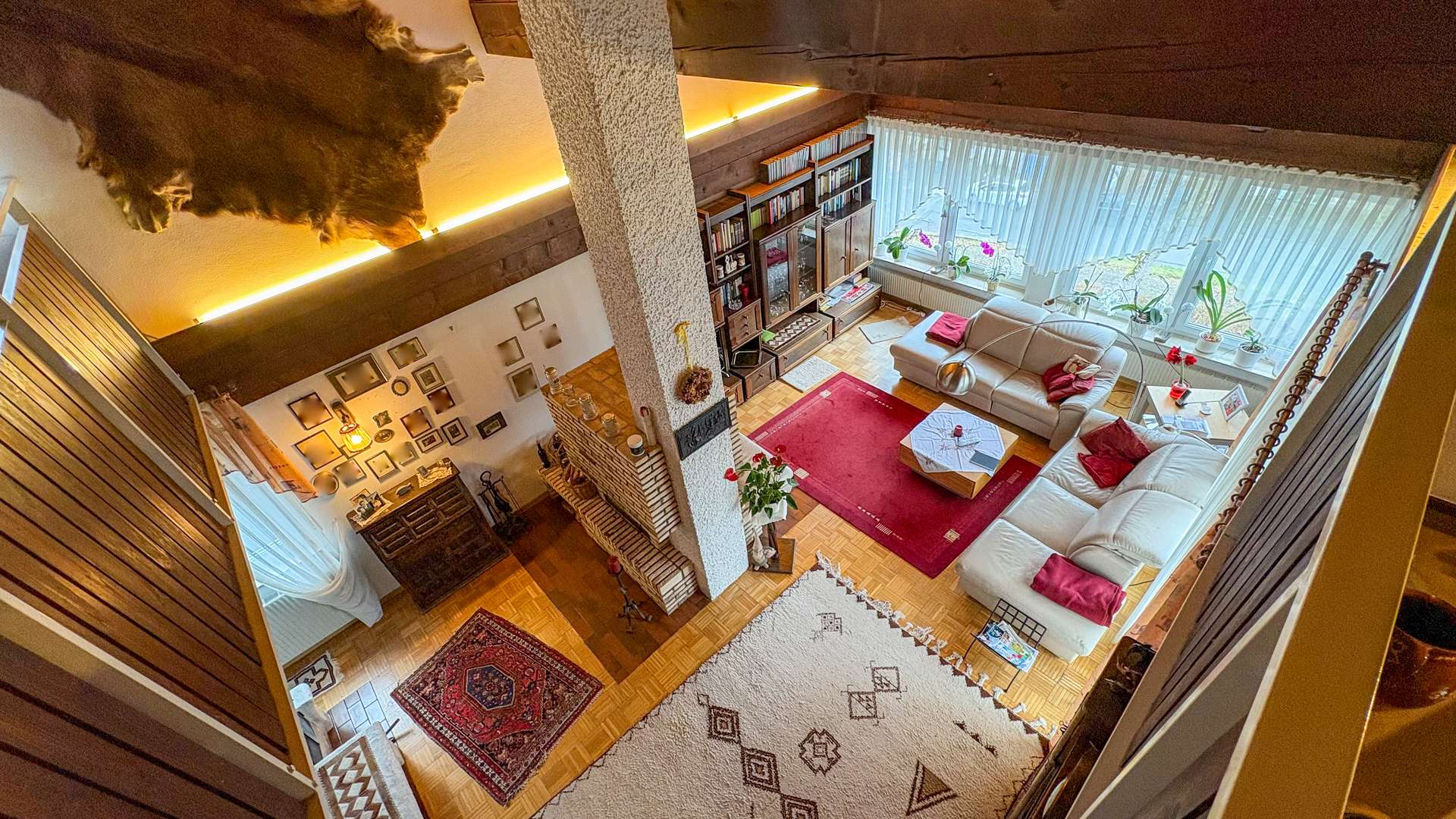 Blick von der Galerie ins Wohnzimmer 