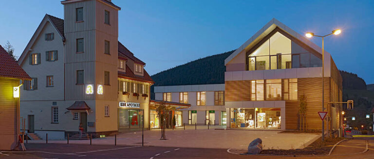 Bildaufnahme des Gesundheitszentrums in Baiersbronn bei Nacht