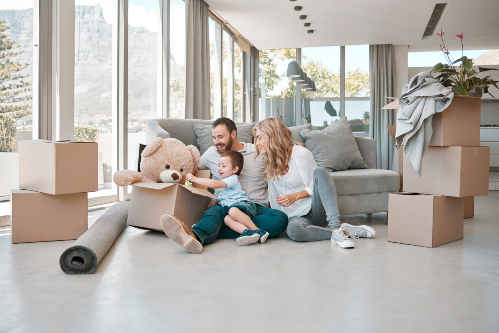 Junge Familie mit Kind beim Einzug in ihr neues Eigenheim. Betreut von IMBRO Immobilien