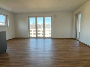 Wohnraum mit Zugang Balkon