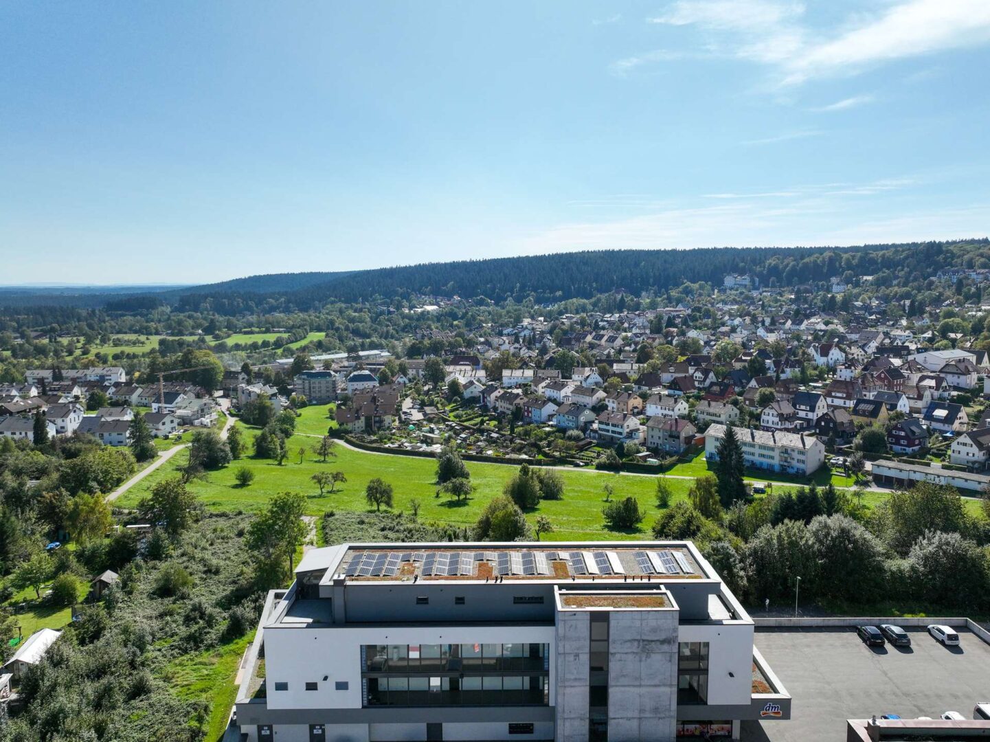 Gebäude mit unverbautem Ausblick