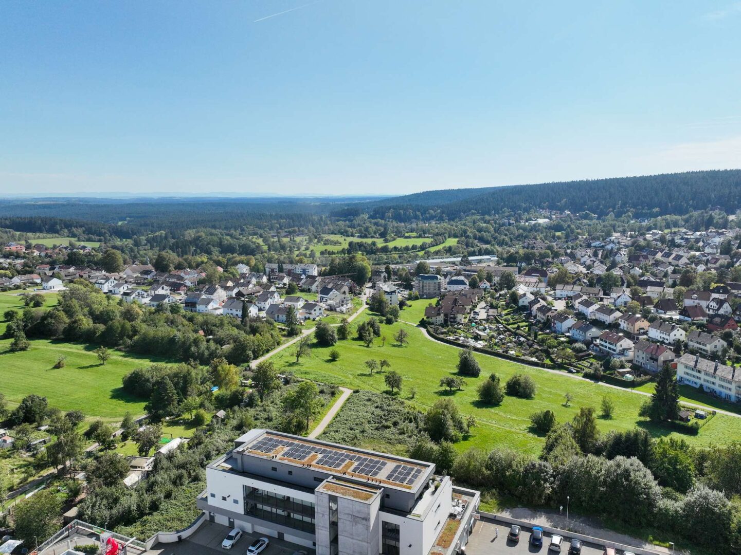 Gebäude mit unverbautem Ausblick
