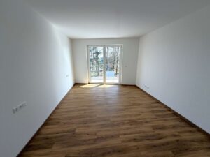 Schlafzimmer mit Zugang zum Balkon