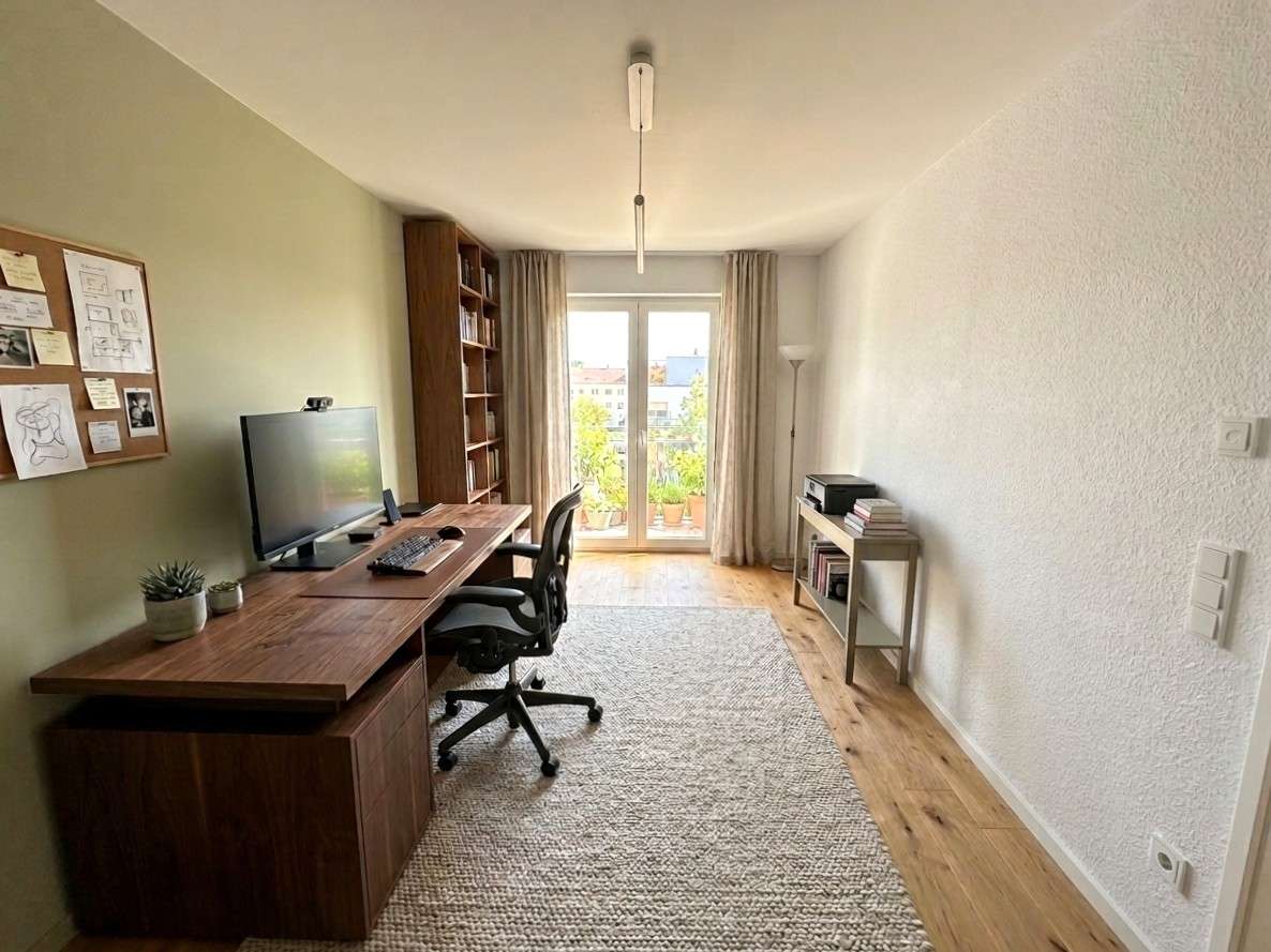 1.2 Arbeitszimmer (KI bearbeitet)