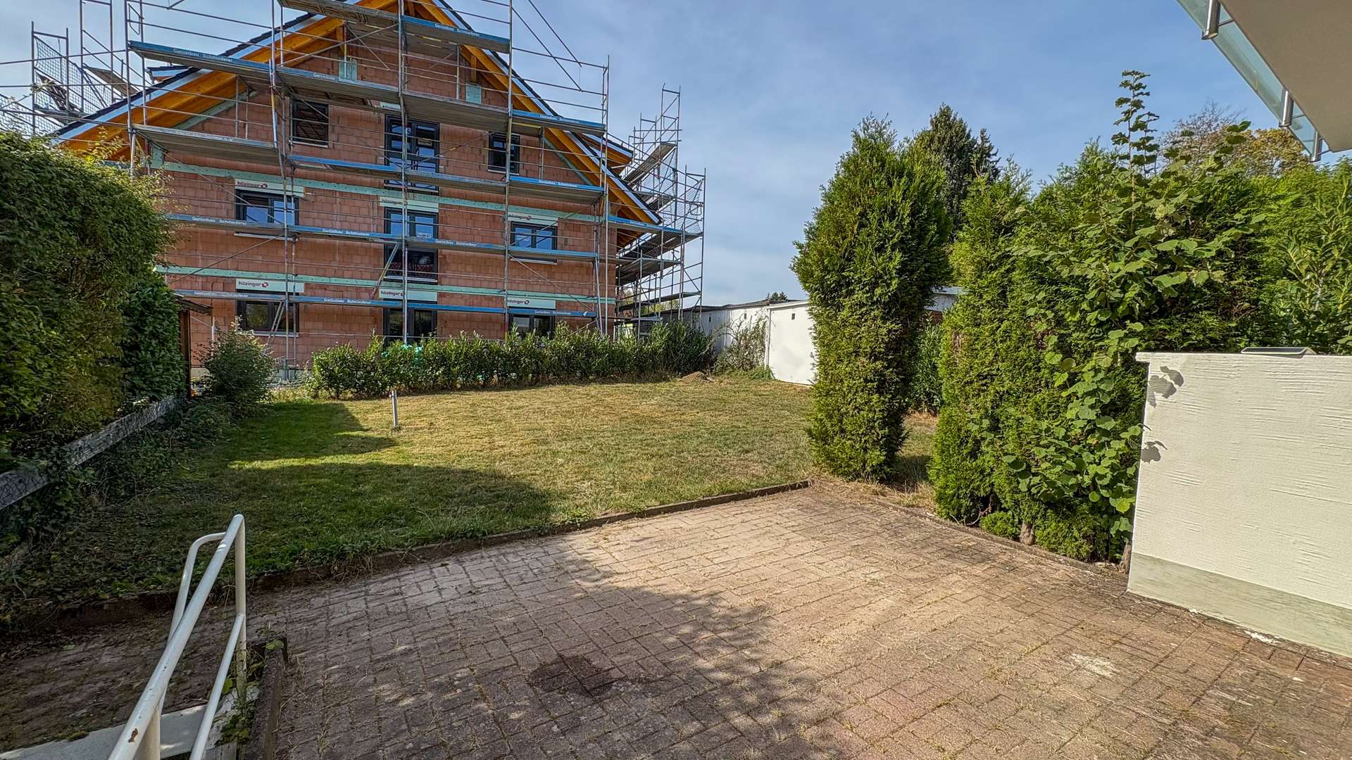 Außenansicht mit Garten